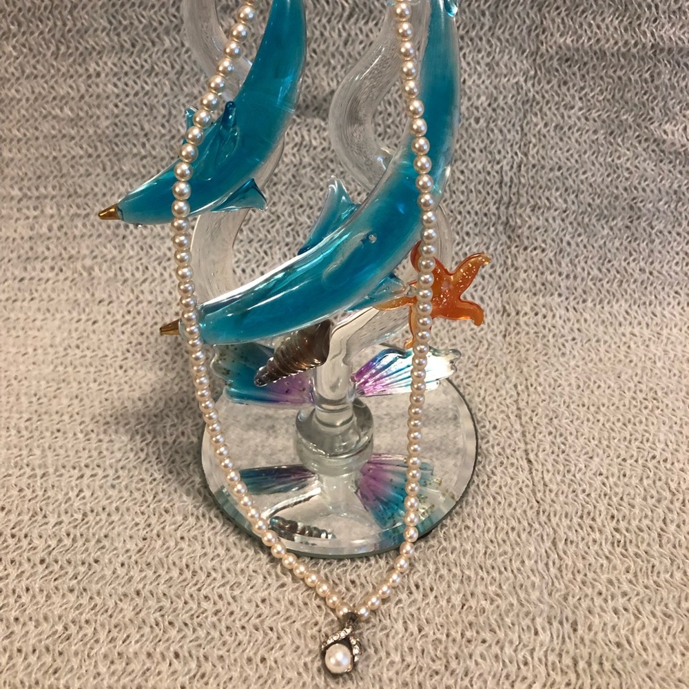 Beautiful faux pearl necklace!